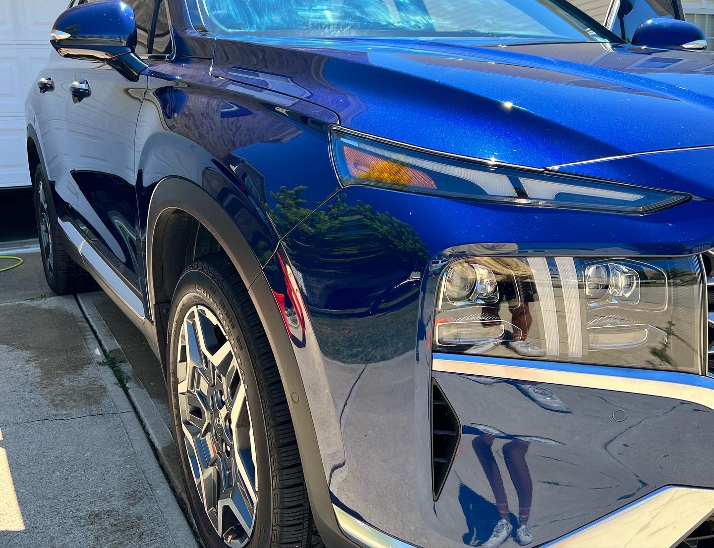 Blue Hyundai Santa Fe front quarter paint finish close-up after detailing